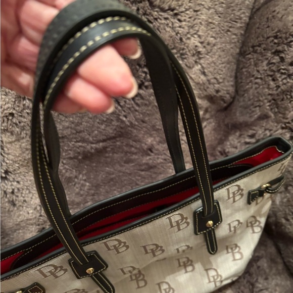 Brand new Dooney & Bourke Tan and Black Signature Tote - Picture 3 of 11
